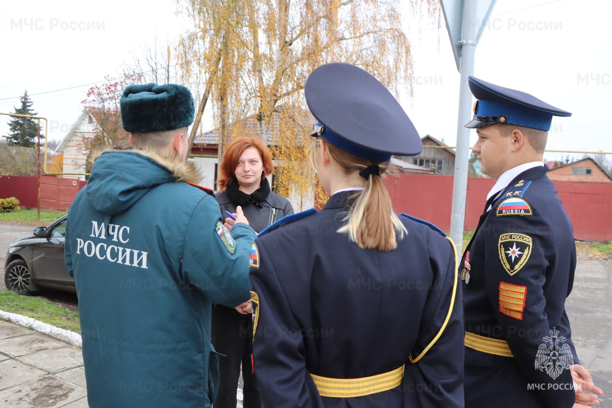 Сотрудники МЧС России и кадеты-спасатели напомнили болховчанам важные правила Сотрудники МЧС России и кадеты-спасатели напомнили болховчанам важные правила