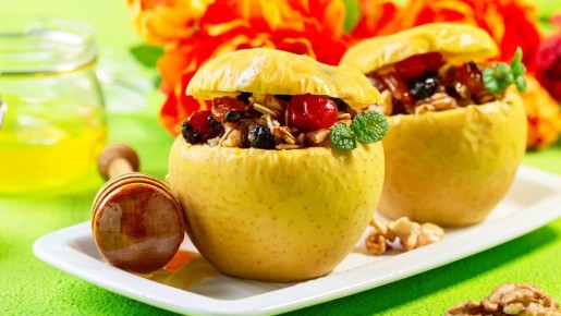 Запеченные яблоки с этой начинкой затмят любой десерт: шеф-повар поделился рецептом