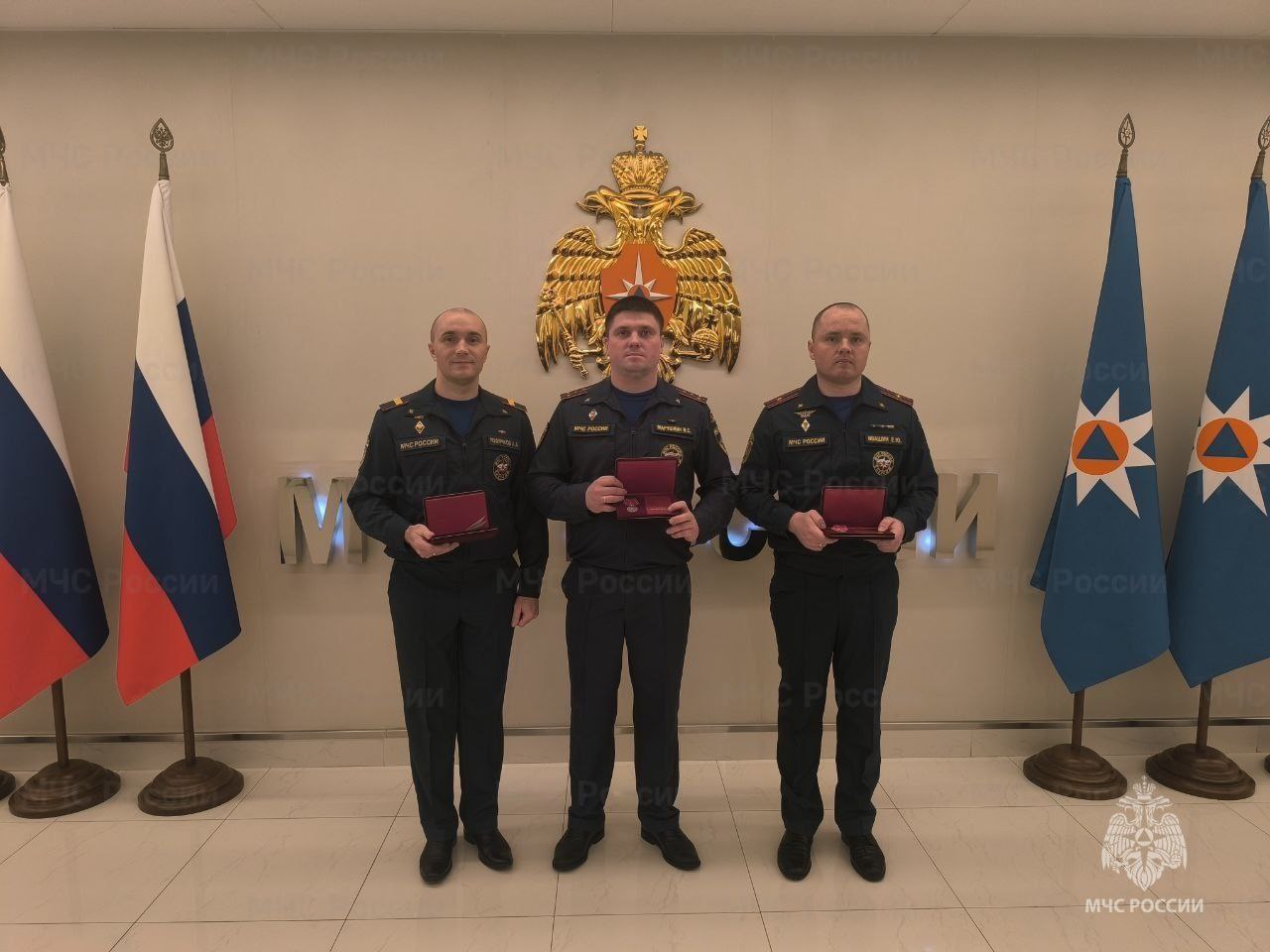 Трое орловских пожарных награждены медалями «За отвагу на пожаре» Трое орловских пожарных награждены медалями «За отвагу на пожаре»