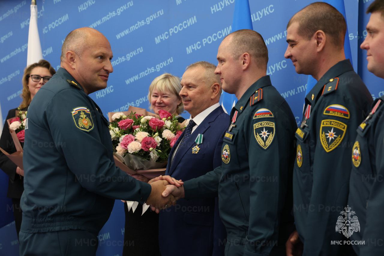 Трое орловских пожарных награждены медалями «За отвагу на пожаре» Трое орловских пожарных награждены медалями «За отвагу на пожаре»