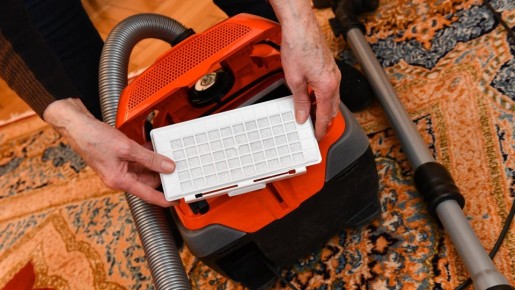 Наденьте носок на пылесос, и прибор прослужит долгие годы: хитрый трюк экономных хозяек