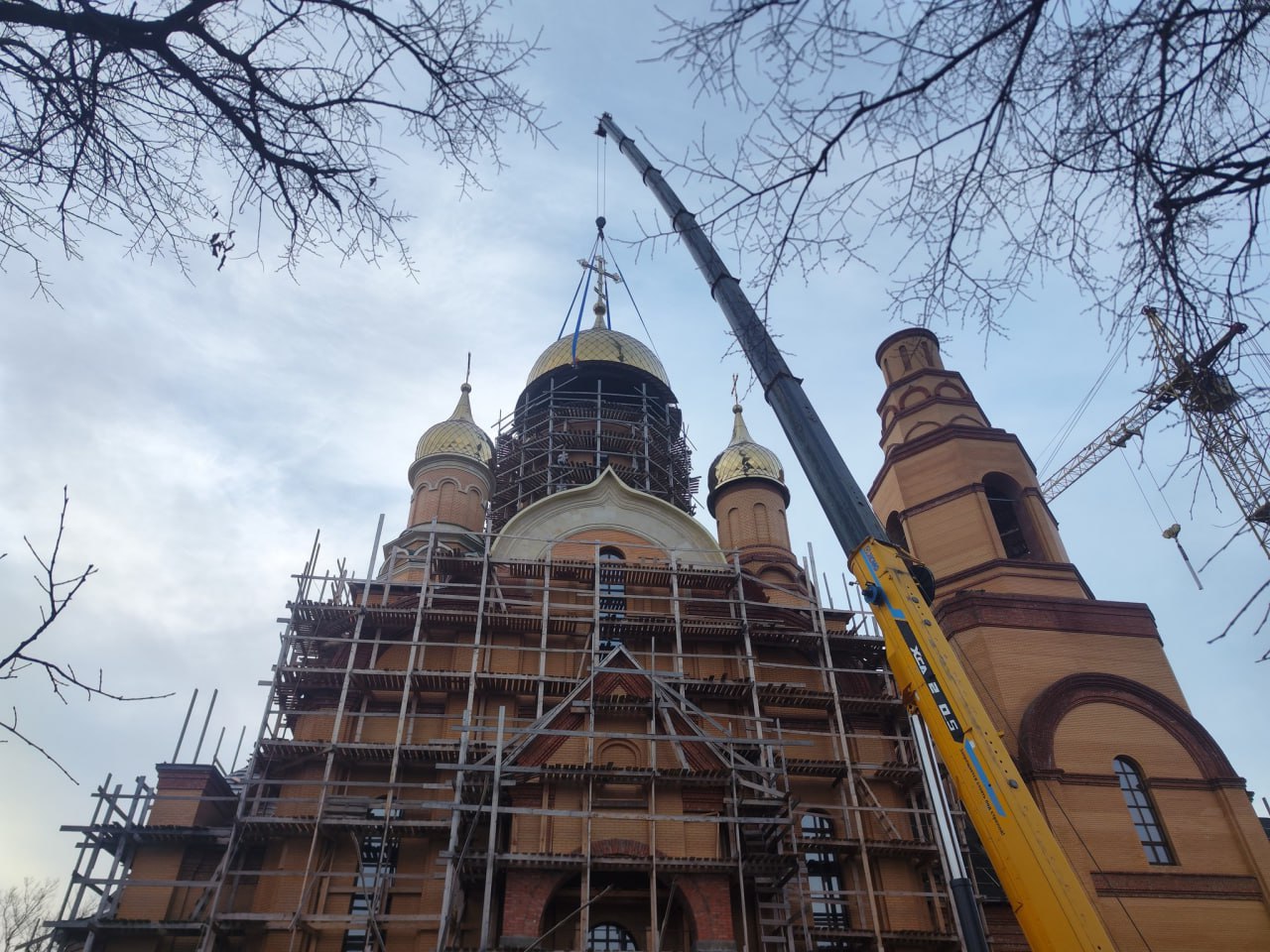 На строящийся Свято-Троицкий собор в Ливнах установили 11-тонный купол