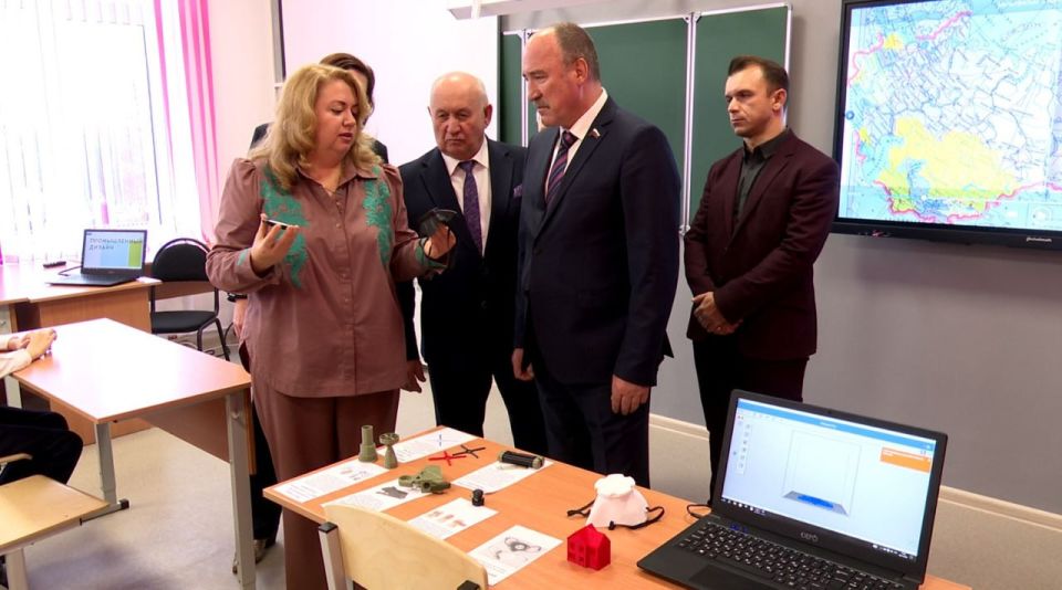 Сегодня после капремонта открыли Сахзаводскую среднюю общеобразовательную школу в Ливенском районе! Сегодня после капремонта открыли Сахзаводскую среднюю общеобразовательную школу в Ливенском районе!