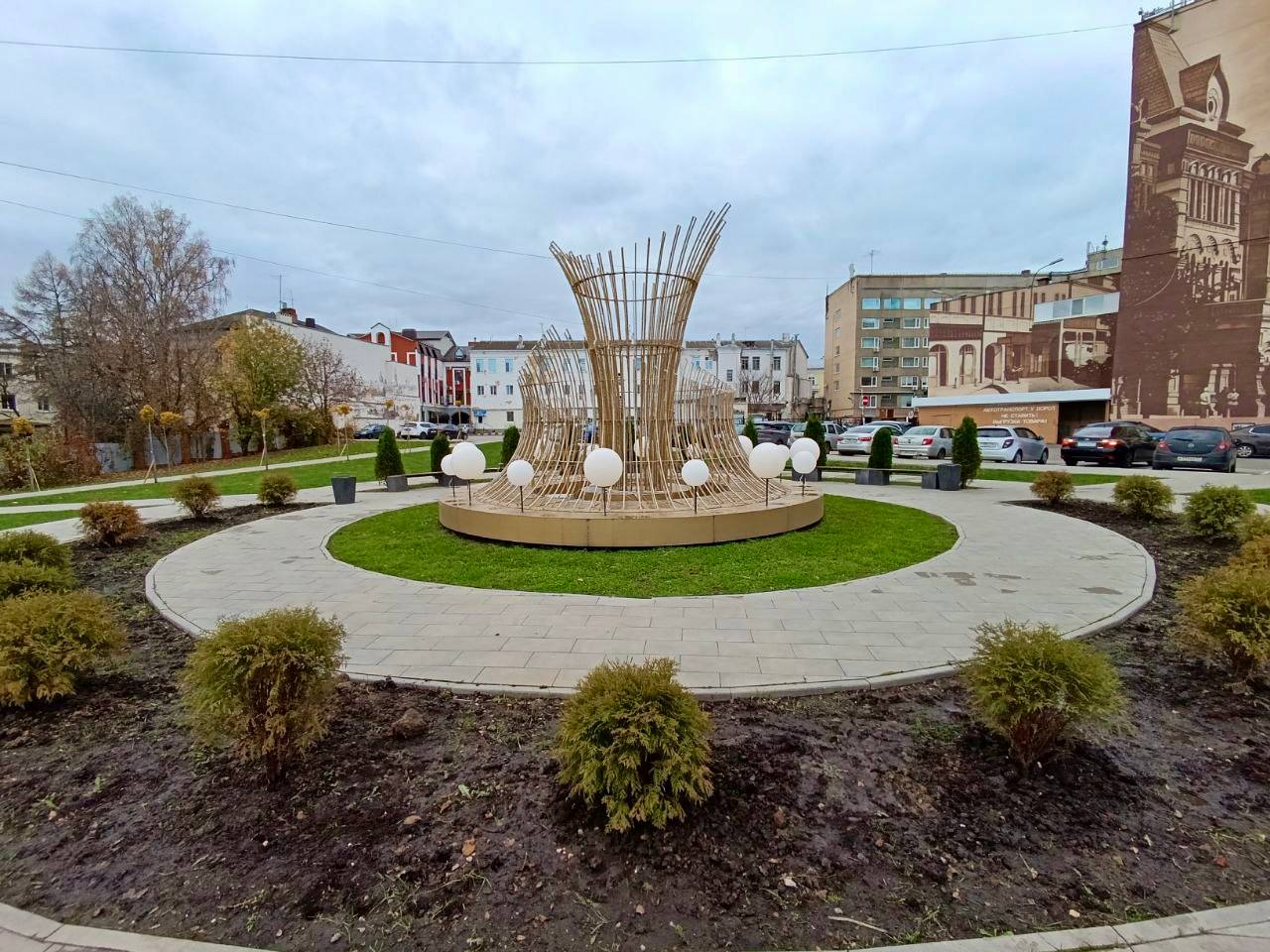 Туи со «Стрелки» нашли зимовку у сухого фонтана