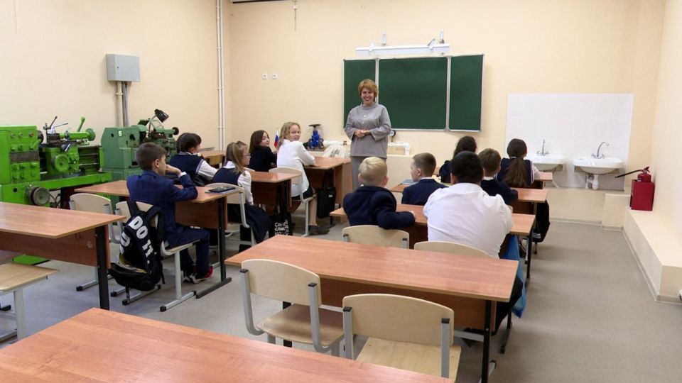 Сегодня после капремонта открыли Сахзаводскую среднюю общеобразовательную школу в Ливенском районе! Сегодня после капремонта открыли Сахзаводскую среднюю общеобразовательную школу в Ливенском районе!