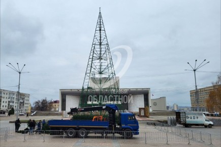 На площади Ленина сейчас устанавливают главную Новогоднюю ёлку Орла!