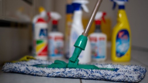 Пыль не осядет неделями: просто добавьте в воду для мытья пола каплю этого продукта