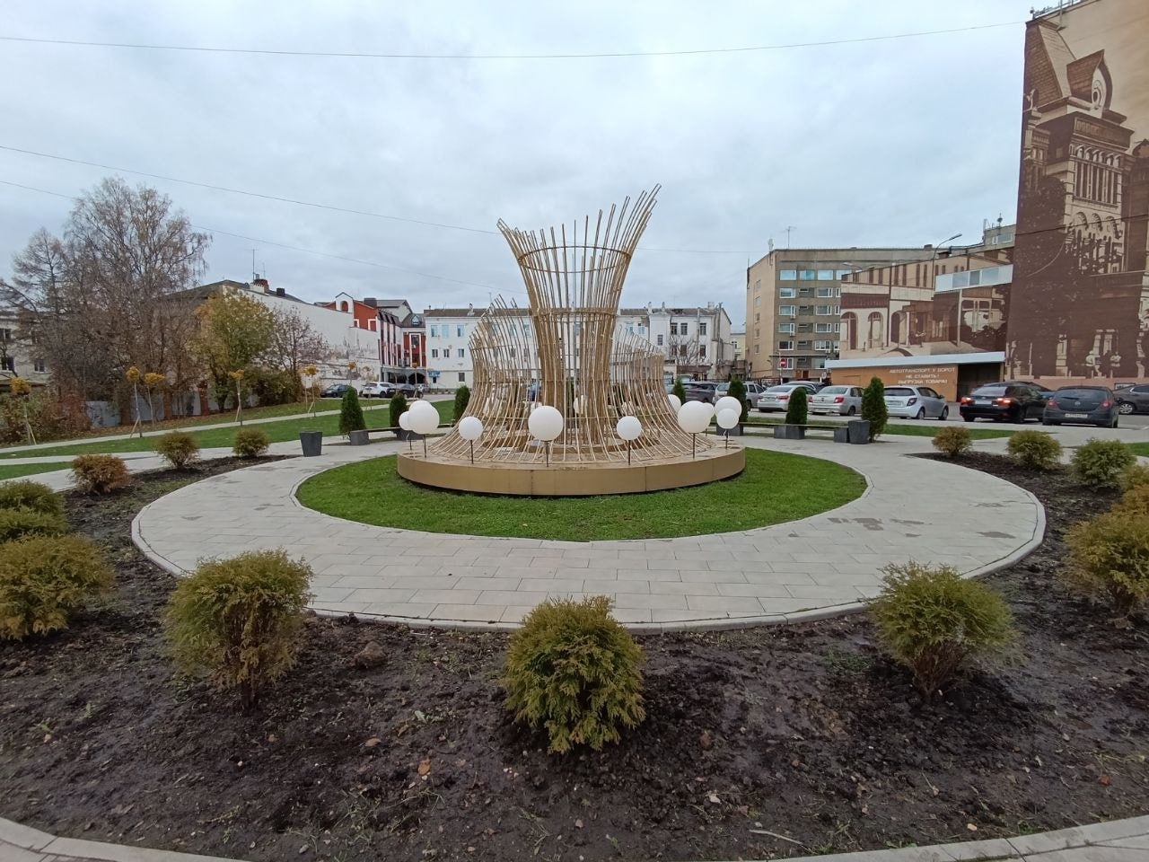 Шаровидные туи с фестиваля «Стрелка» украсили периметр сухого фонтана в Орле