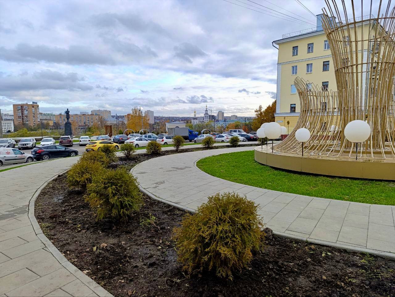 Туи со «Стрелки» нашли зимовку у сухого фонтана Туи со «Стрелки» нашли зимовку у сухого фонтана