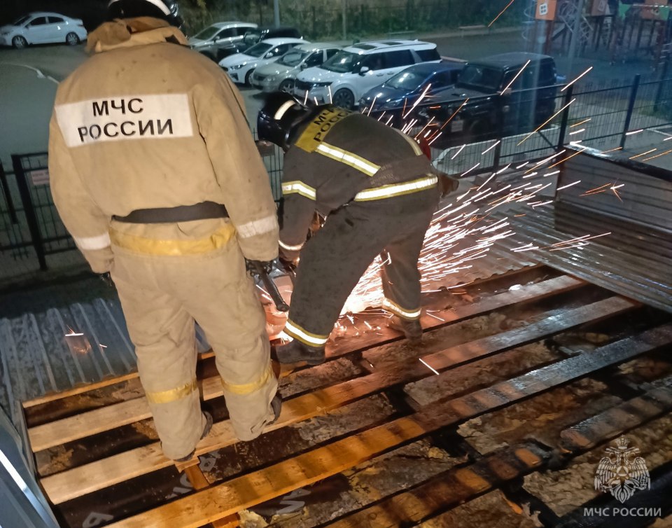 Аварийный режим электроприборов мог стать причиной ночного пожара сегодня в магазине на Наугорке в Орле