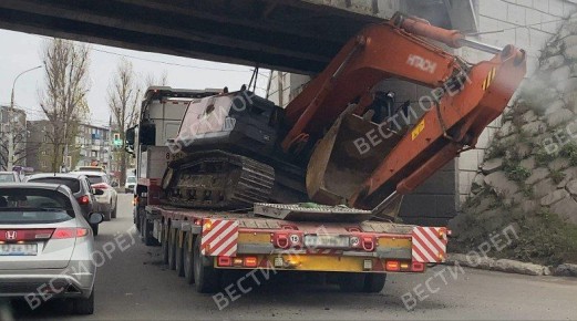 Фотофакт: На Кромском шоссе в Орле под железнодорожным мостом застрял трал, перевозящий экскаватор