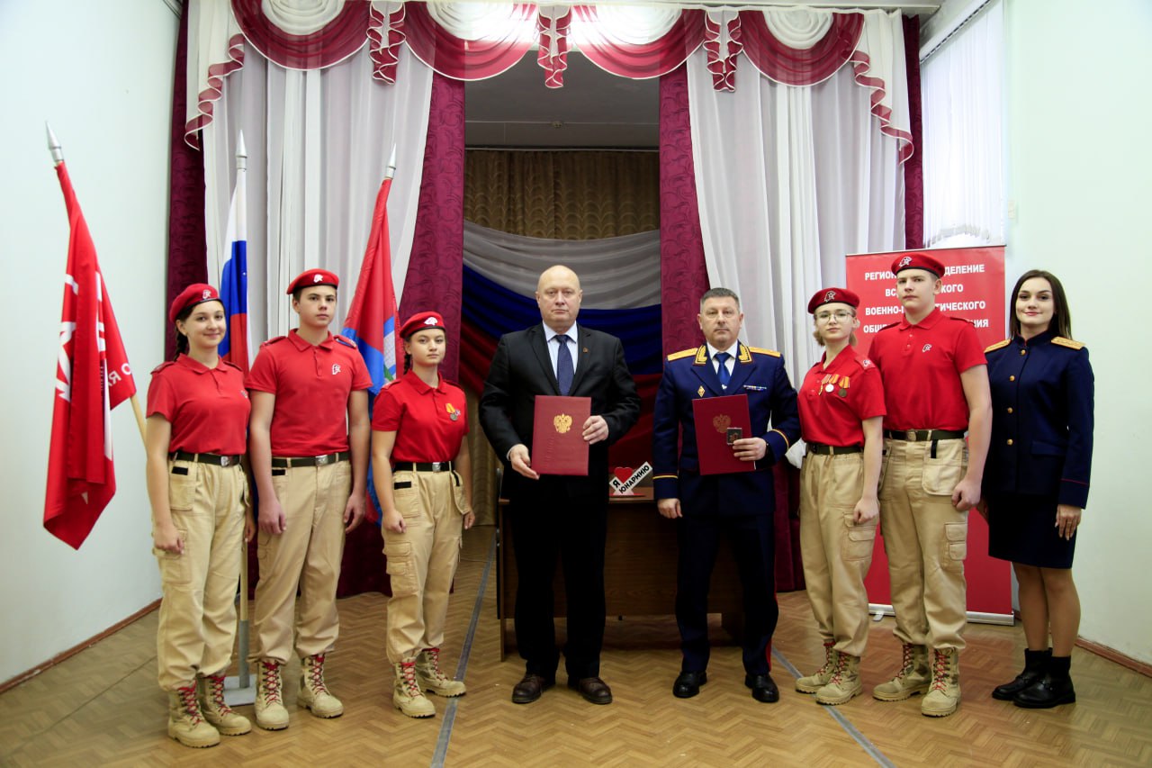 Руководитель следственного управления и начальник штаба регионального отделения Всероссийского детско-юношеского военно-патриотического общественного движения «Юнармия» подписали соглашение о сотрудничестве Руководитель следственного управления и начальник штаба регионального отделения Всероссийского детско-юношеского военно-патриотического общественного движения «Юнармия» подписали соглашение о сотрудничестве