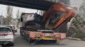 Фотофакт: На Кромском шоссе в Орле под железнодорожным мостом застрял трал, перевозящий экскаватор