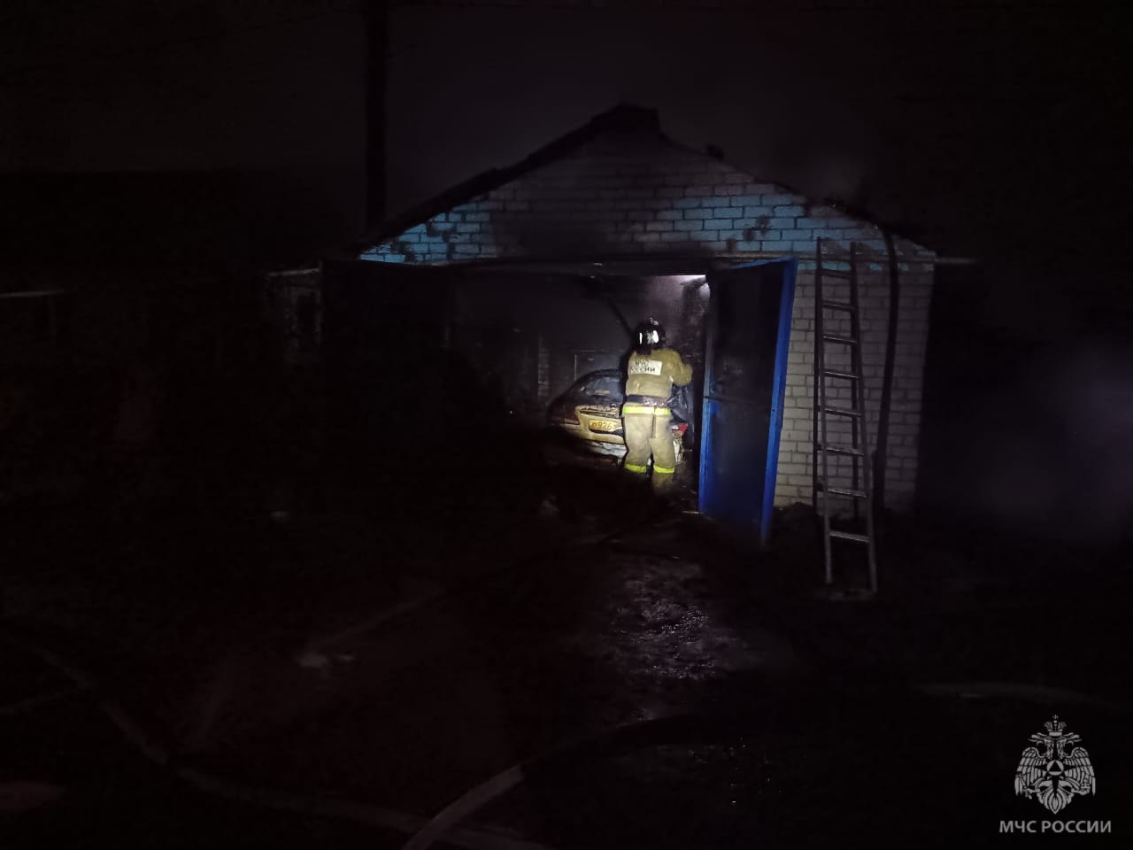 В Хотынце при пожаре в гараже пострадал мужчина