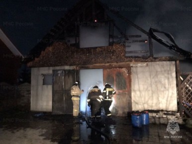 Ночью в Орловском округе тушили гараж