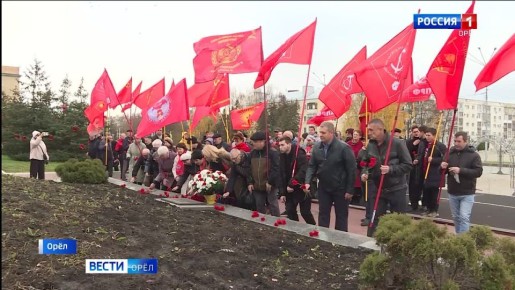 7 ноября по главной пешеходной улице Орла прошли представители КПРФ