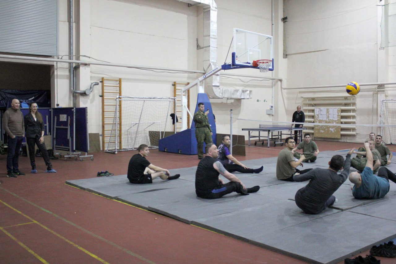 В Орле ветераны СВО начали тренировки по паралимпийскому волейболу сидя