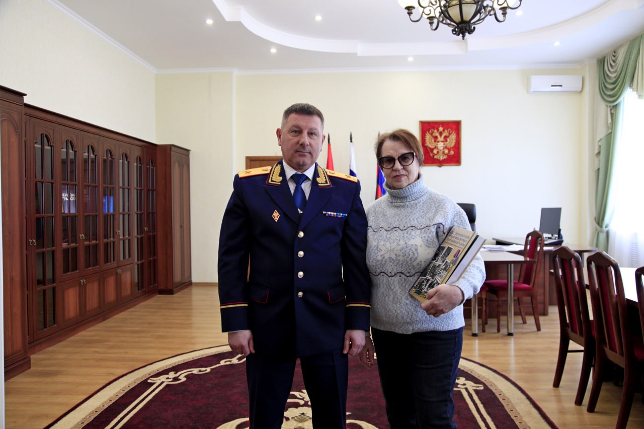 Руководителем следственного управления внучке первого криминалиста Орловской области вручена уникальная книга «Первопроходцы криминалистики: призвание и судьбы»