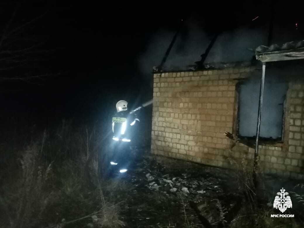 Пожарные и спасатели за сутки выезжали 15 раз