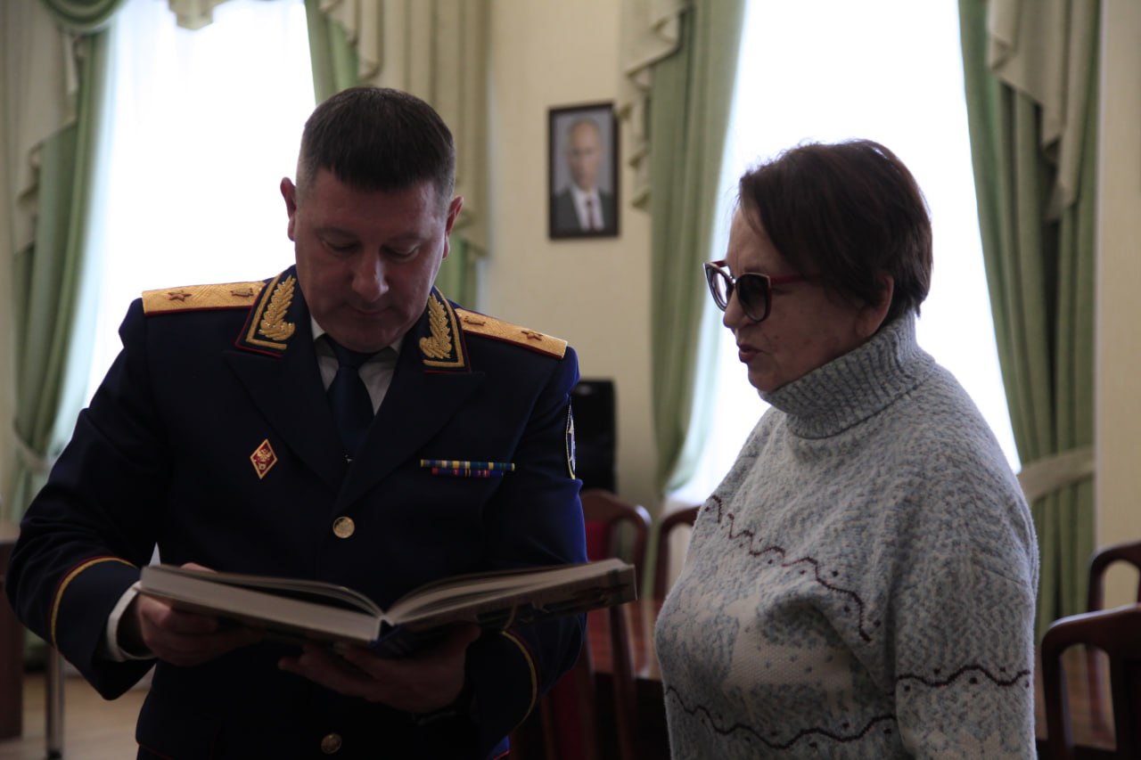 Руководителем следственного управления внучке первого криминалиста Орловской области вручена уникальная книга «Первопроходцы криминалистики: призвание и судьбы» Руководителем следственного управления внучке первого криминалиста Орловской области вручена уникальная книга «Первопроходцы криминалистики: призвание и судьбы»