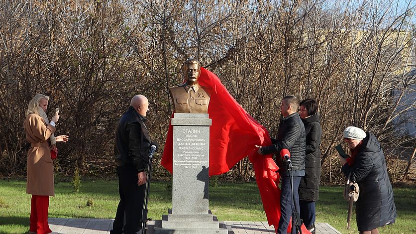 В Тросне появился бюст Сталина