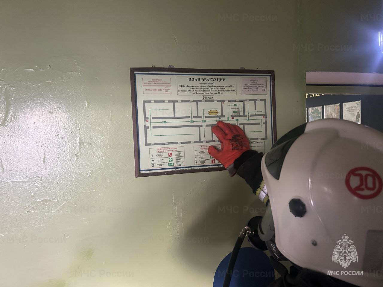 Залегощенские огнеборцы тренировались тушить пожар в школе Залегощенские огнеборцы тренировались тушить пожар в школе