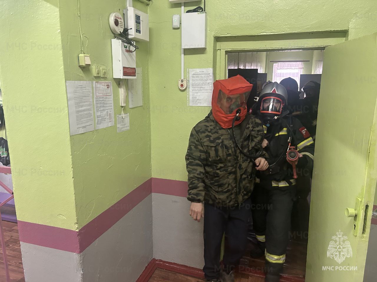 Залегощенские огнеборцы тренировались тушить пожар в школе Залегощенские огнеборцы тренировались тушить пожар в школе