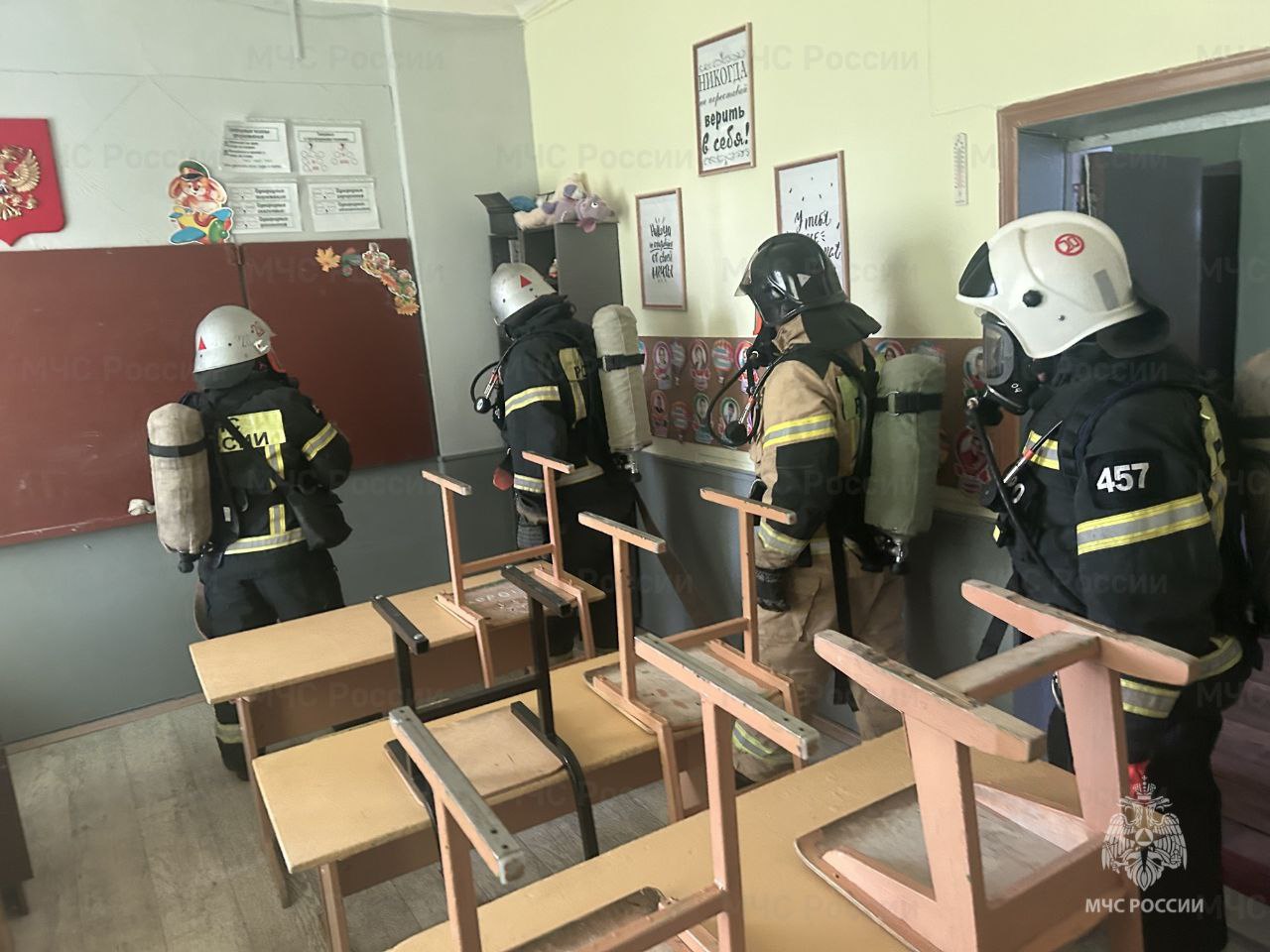 Залегощенские огнеборцы тренировались тушить пожар в школе Залегощенские огнеборцы тренировались тушить пожар в школе