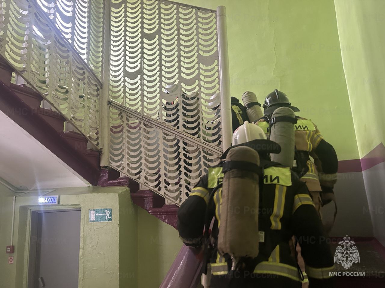 Залегощенские огнеборцы тренировались тушить пожар в школе Залегощенские огнеборцы тренировались тушить пожар в школе