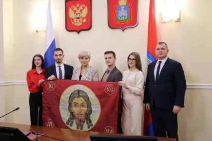 Стяг с ликом Спаса Нерукотворного, освященный в Софийском соборе Вологды, участники Третьего Всероссийского конкурса «Мои медиавыборы» - Руслан Багмут и Елена Кузина передали в Избирательную комиссию Орловской области