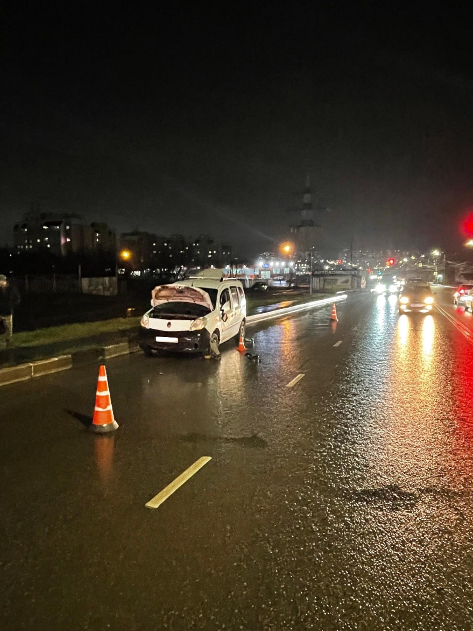 В Орле пьяный водитель сбил мужчину, чинившего машину на дороге, и скрылся с места ДТП!