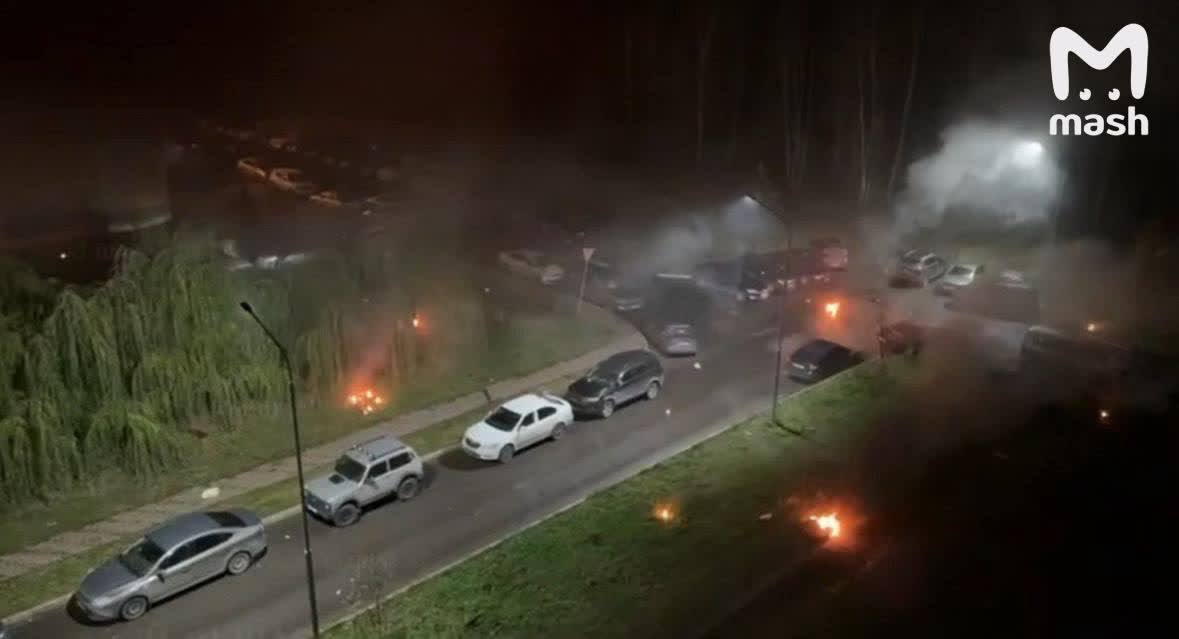 ВСУ атаковали Орёл — обломки сбитого БПЛА рухнули на парковку у жилых домов, повредив несколько машин