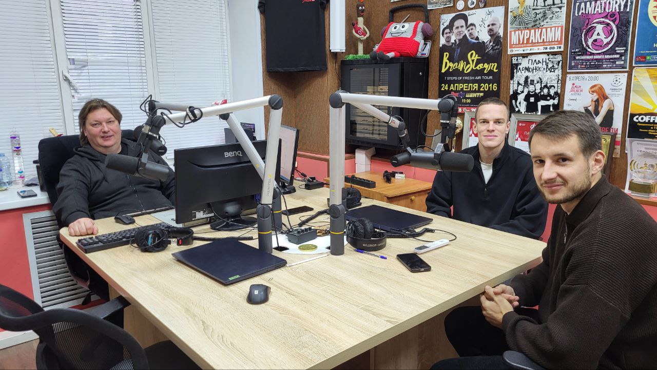 На "Экспресс Радио Орёл" в эти минуты стартует эфир с нашими футболистами из ФК "Орёл"