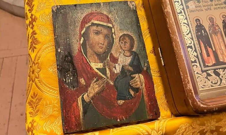 Старинную икону, найденную на пепелище, передали в Троице-Васильевский храм Орла