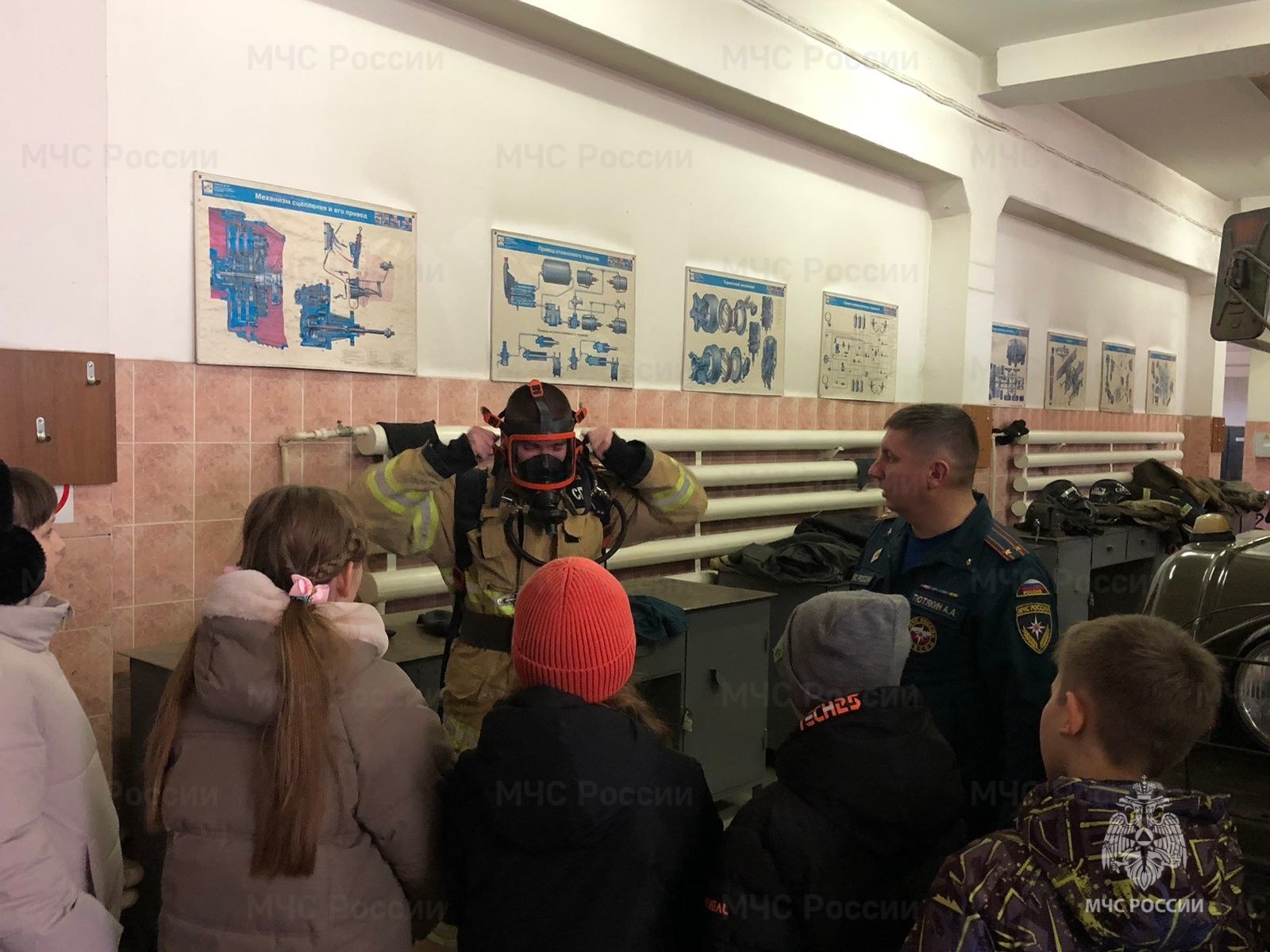 Экскурсия в пожарно-спасательную часть – лучший способ напомнить детям о безопасности