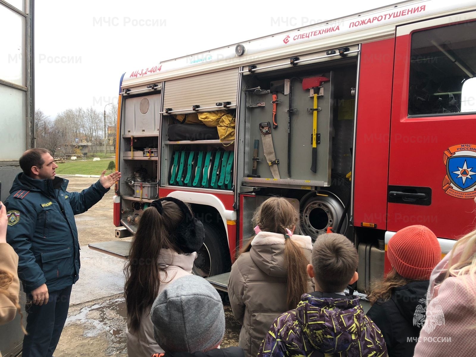 Экскурсия в пожарно-спасательную часть – лучший способ напомнить детям о безопасности Экскурсия в пожарно-спасательную часть – лучший способ напомнить детям о безопасности