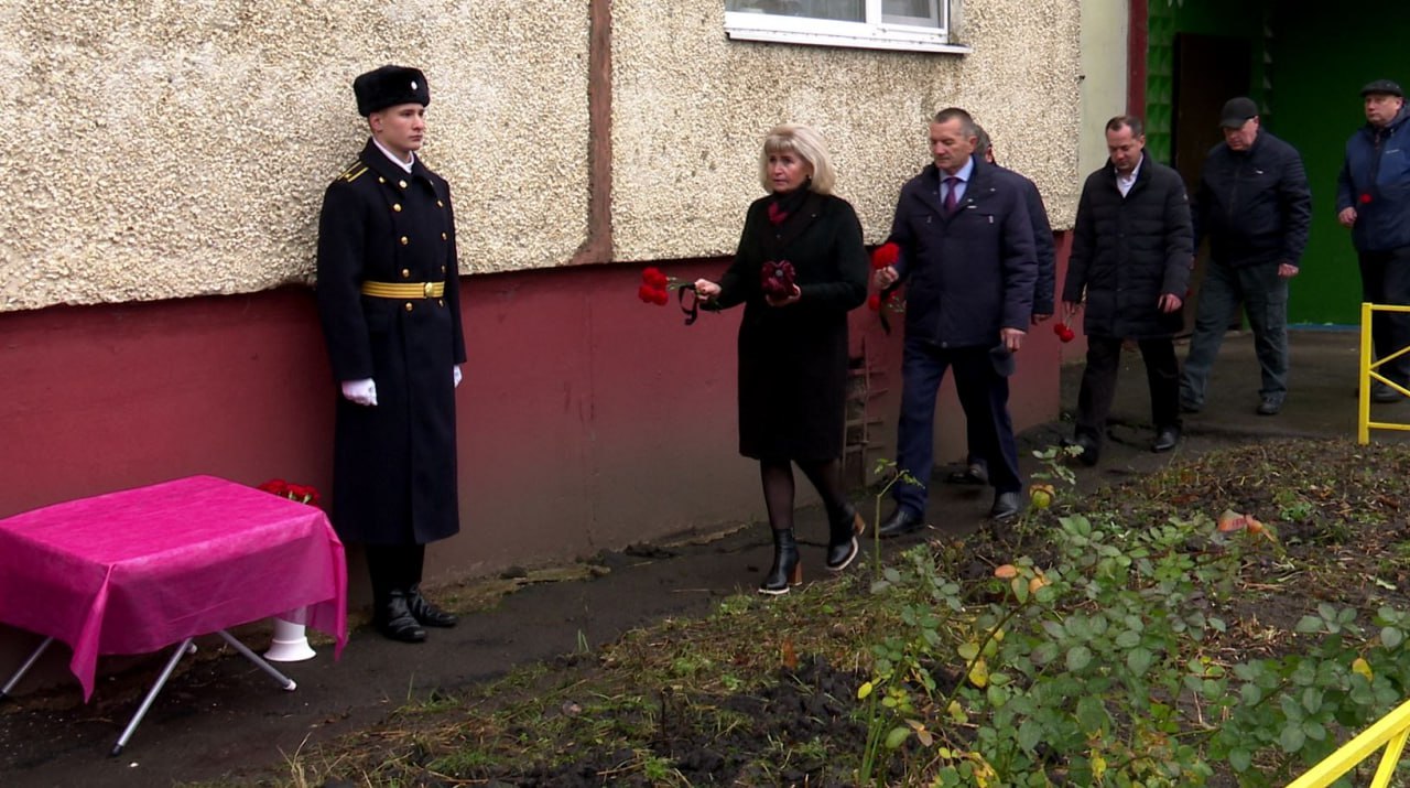 В Орле открыли мемориальную доску в честь погибшего бойца СВО Виктора Седова В Орле открыли мемориальную доску в честь погибшего бойца СВО Виктора Седова