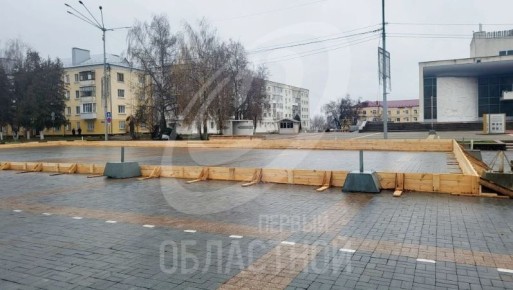 На центральной площади Орла уже начали устанавливать каток!