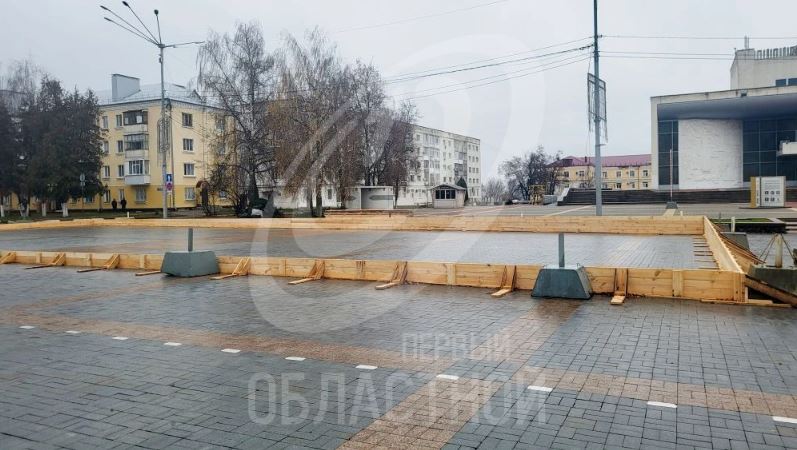 На центральной площади Орла уже начали устанавливать каток!