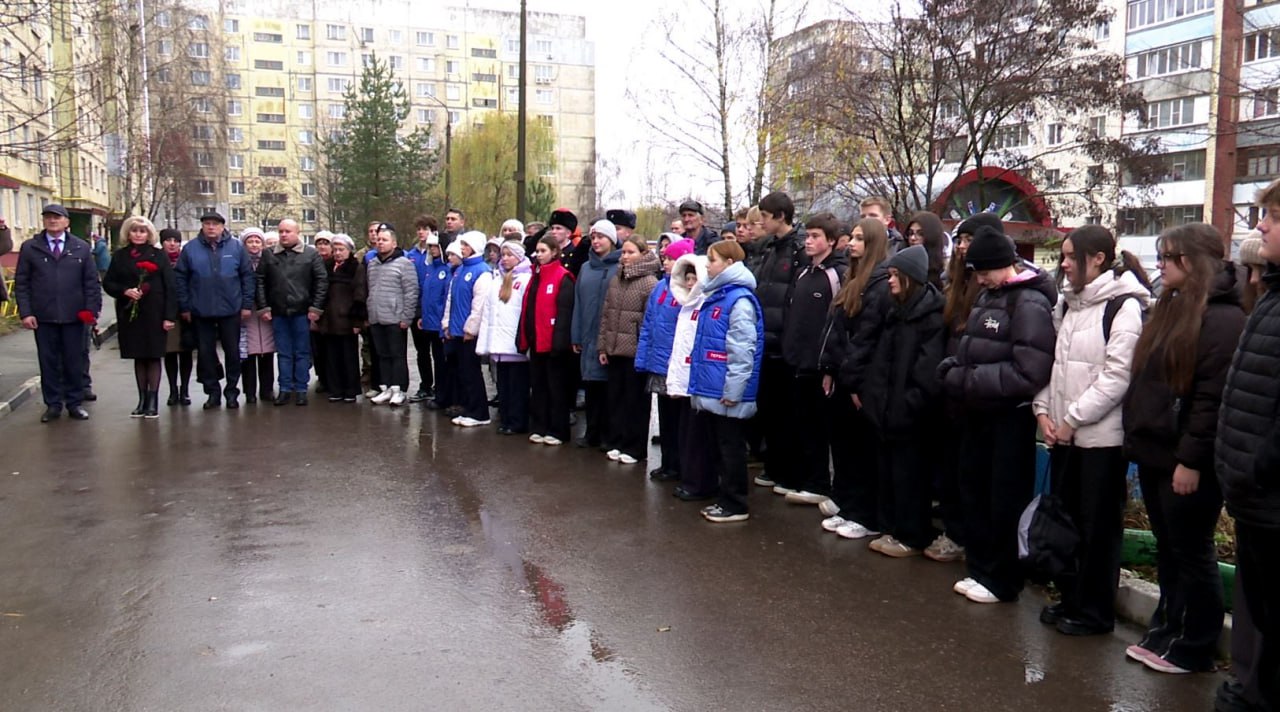 В Орле открыли мемориальную доску в честь погибшего бойца СВО Виктора Седова В Орле открыли мемориальную доску в честь погибшего бойца СВО Виктора Седова