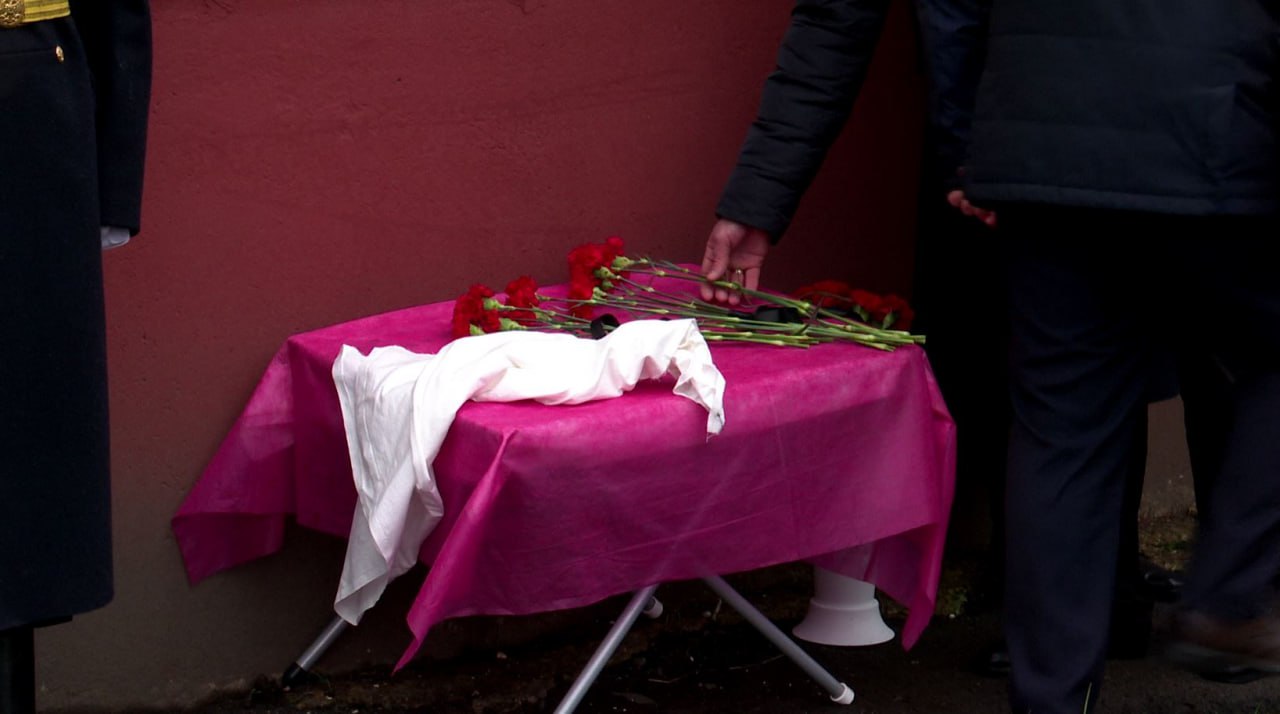 В Орле открыли мемориальную доску в честь погибшего бойца СВО Виктора Седова В Орле открыли мемориальную доску в честь погибшего бойца СВО Виктора Седова