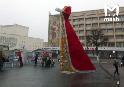 Открываем хит-парад предновогоднего кринжа Снегурочкой без головы из Орла за 17 миллионов бюджетных рублей