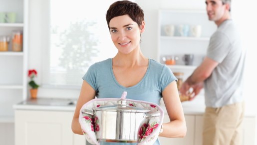 Ушлые хозяйки уже давно не трут нагар на кастрюле: решить проблему можно за минуту