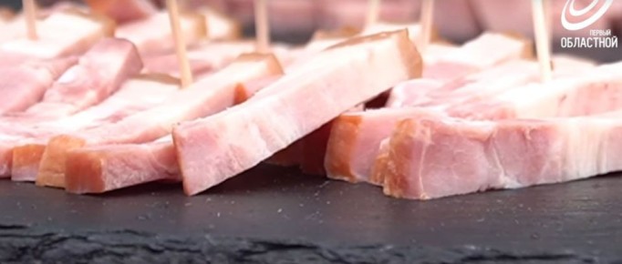 В Кромах на рынке двое предпринимателей незаконно торговали колбасой, мысом и сыром