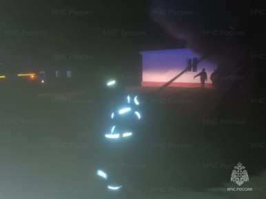 Ливенские пожарные спасли от огня жилой дом и постройки