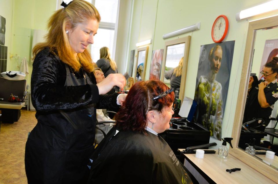 В преддверии Дня матери специалисты Учебного центра службы занятости подарили орловским мамам праздник красоты В преддверии Дня матери специалисты Учебного центра службы занятости подарили орловским мамам праздник красоты