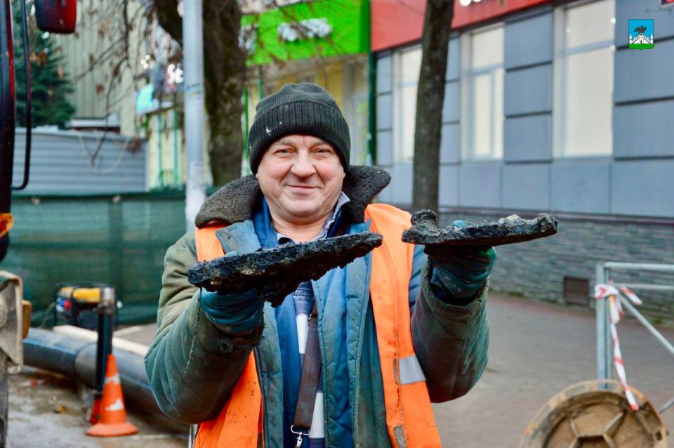 Аварийно-ремонтная бригада получила доступ к месту повреждения коллектора по улице Полесской: ведётся расчистка лотка и установка новых бетонных колец Аварийно-ремонтная бригада получила доступ к месту повреждения коллектора по улице Полесской: ведётся расчистка лотка и установка новых бетонных колец