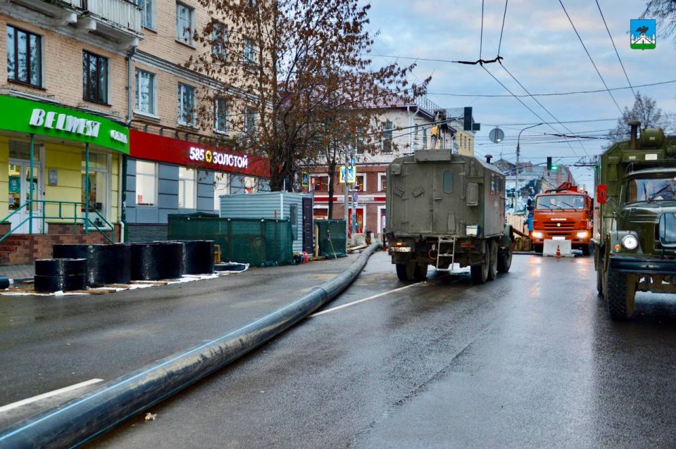 Аварийно-ремонтная бригада получила доступ к месту повреждения коллектора по улице Полесской: ведётся расчистка лотка и установка новых бетонных колец Аварийно-ремонтная бригада получила доступ к месту повреждения коллектора по улице Полесской: ведётся расчистка лотка и установка новых бетонных колец