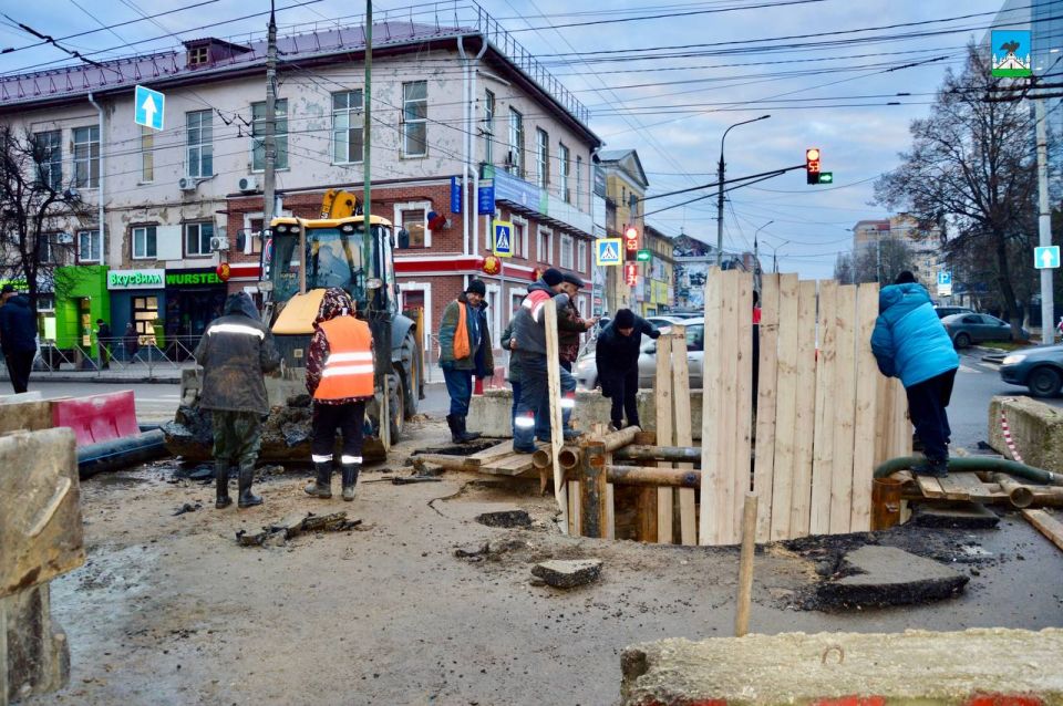 Аварийно-ремонтная бригада получила доступ к месту повреждения коллектора по улице Полесской: ведётся расчистка лотка и установка новых бетонных колец Аварийно-ремонтная бригада получила доступ к месту повреждения коллектора по улице Полесской: ведётся расчистка лотка и установка новых бетонных колец