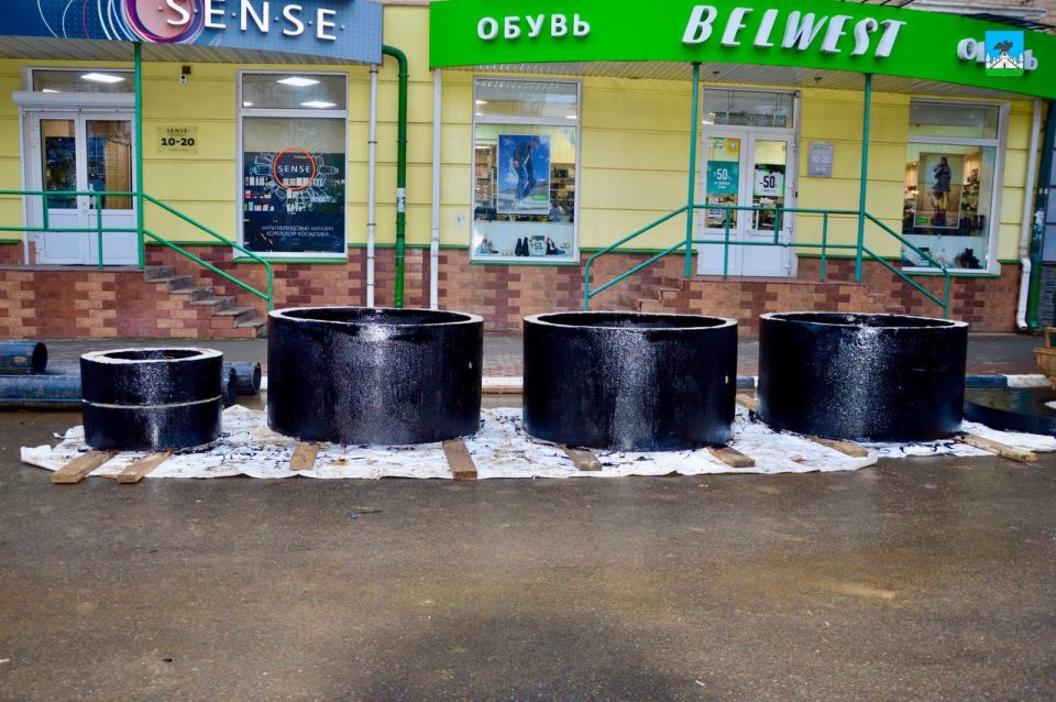 Аварийно-ремонтная бригада получила доступ к месту повреждения коллектора по улице Полесской: ведётся расчистка лотка и установка новых бетонных колец Аварийно-ремонтная бригада получила доступ к месту повреждения коллектора по улице Полесской: ведётся расчистка лотка и установка новых бетонных колец